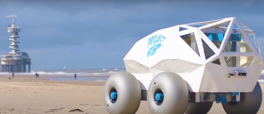 Önjáró robot szedi össze a cigicsikkeket egy hollandiai tengerparton