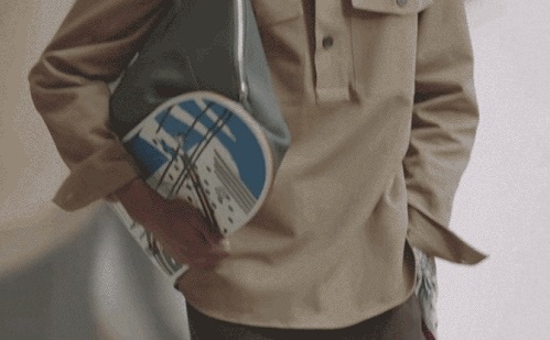 Gördeszka aljú táskával rukkolt elő az ismert divatcég