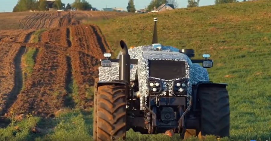 Egyedi külsővel érkezett meg a fehérorosz önjáró traktor