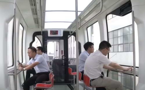 Meghökkentő technológia: bemutatta megújuló energiájú, üvegaljú vonatát Kína