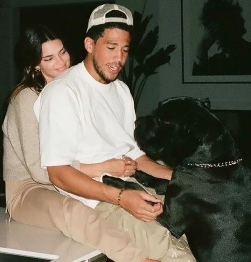 Kendall Jenner és Devin Booker kutyájukkal