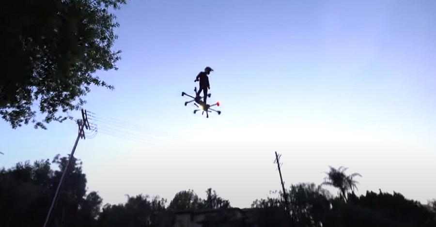 Hunter Kowald a levegőbe emelkedett drónszerű légdeszkájával