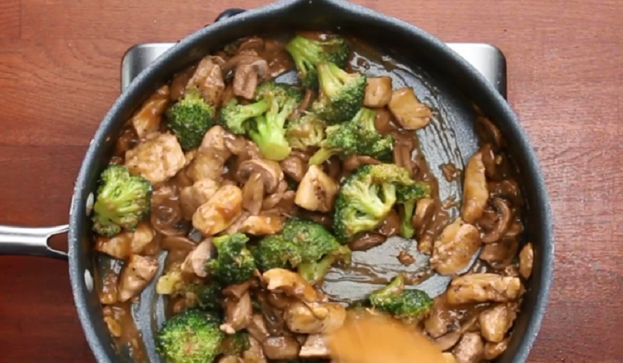Könnyű és ízletes ebéd vagy vacsora lehet a csirkemellkocka brokkolival és gombával