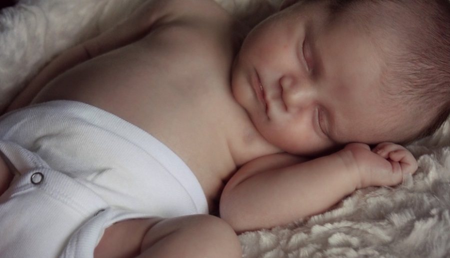 A többet alvó babák kevésbé lesznek túlsúlyosak csecsemőként