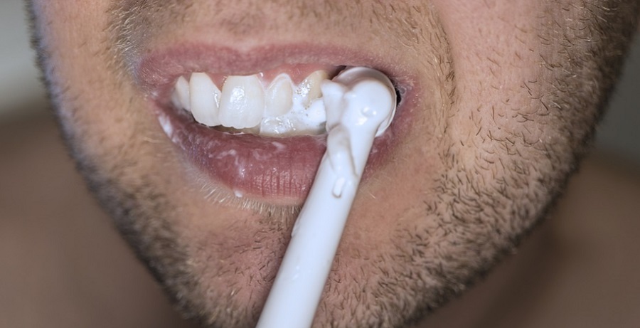 A fogak és az íny gondos ápolása csökkenti a súlyos fertőzés kockázatát