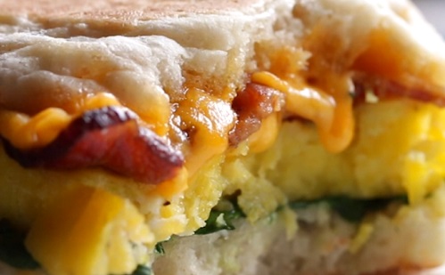 Ilyen a mikrózható, könnyű reggeli szendvics