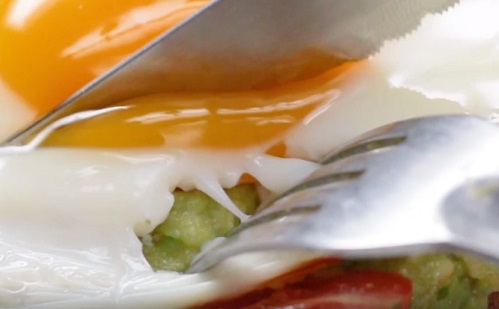 Ideális reggeli a tojásos-avokádós-paradicsomos pirítós 