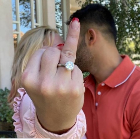 Britney Spears megmutatta gyűrűjét