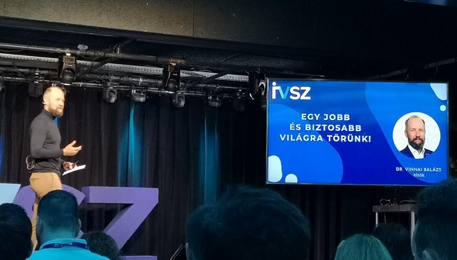 Smart Konferencia - Dr. Vinnai Balázs, az IVSZ elnöke előadás közben