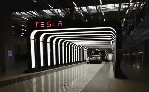 Mesterséges intelligencia - Szédületes drón-túrával mutatja be gigagyárát a Tesla