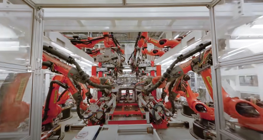 Dolgoznak a robotok a Tesla berlini gyárában