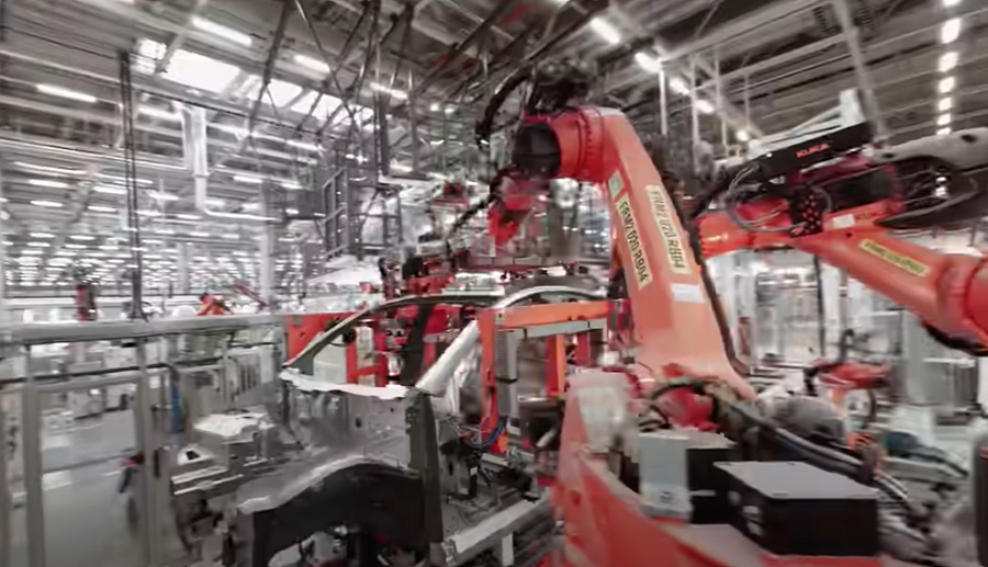 Robotok raknak össze egy autót a berlini Tesla gyárban