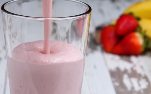 Nyári frissítő: epres-banános smoothie