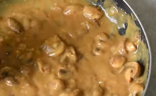 Jöhet egy könnyed gomba stroganoff?