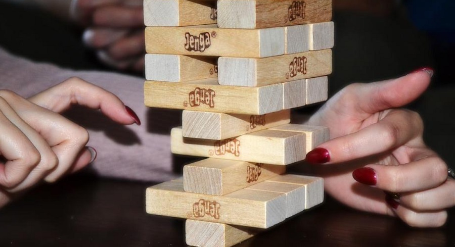 Képes legyőzni az ujjaikkal könnyedén játszó embereket a Jenga játékban egy robot