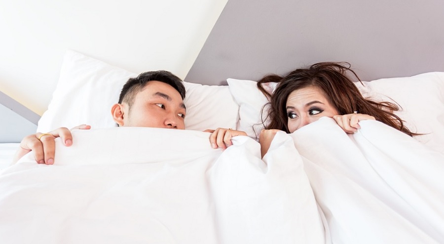 A párjuknál jobban kereső nők nagyobb valószínűséggel játsszák meg az orgazmust az ágyban