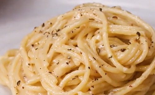 Egyszerű spagetti sajttal és borssal 
