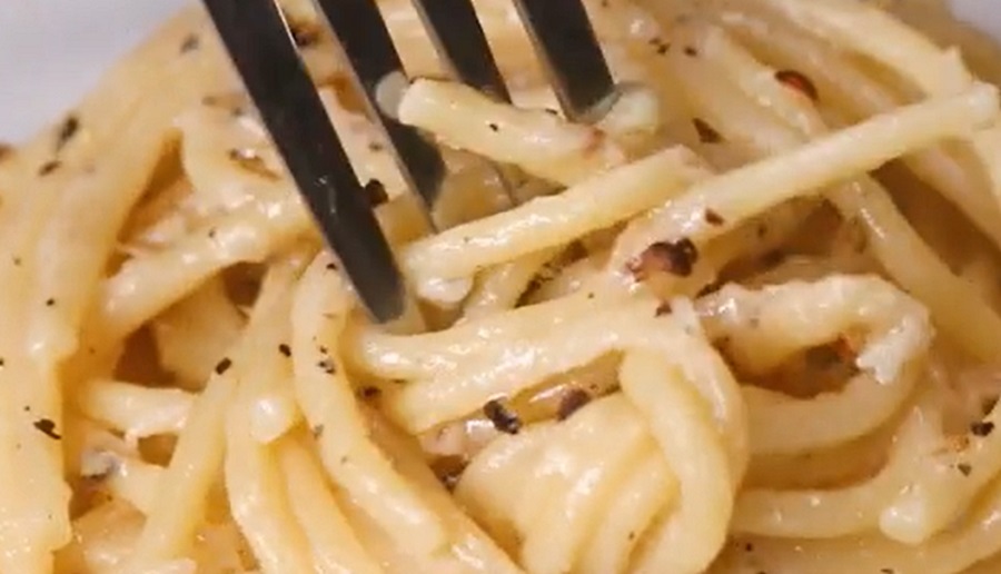 Egyszerű és ízletes a sajtos-borsos spagetti