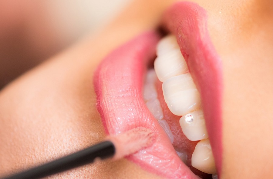 A fogak egészséges megjelenése érdekében a rúzs árnyalatát is gondosan kell megválasztani