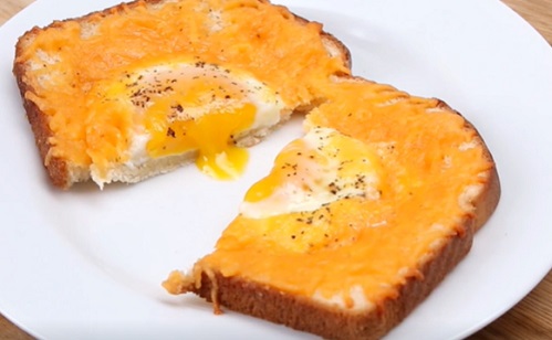 Sült, sajtos toastkenyér tojással – az ideális reggeli