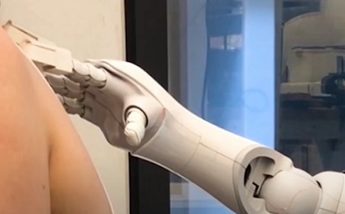 Mesterséges intelligencia - Egy érintéssel méri a vérnyomást a legújabb robot