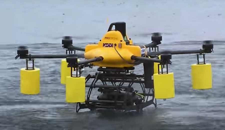 Az új drón a világon elsőként képes repülni a levegőben és úszni a víz alatt