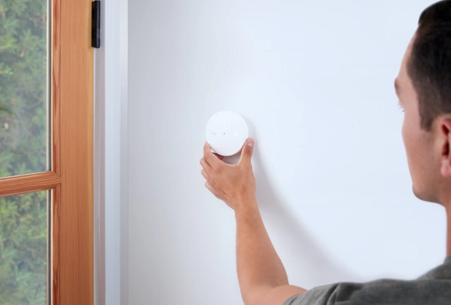 A falra illeszthető Ring érzékelő képes azonosítani az üvegtörés hangját