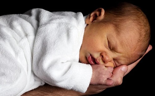 A születés utáni órákban kifejlődnek a baba nyelvi képességei? 