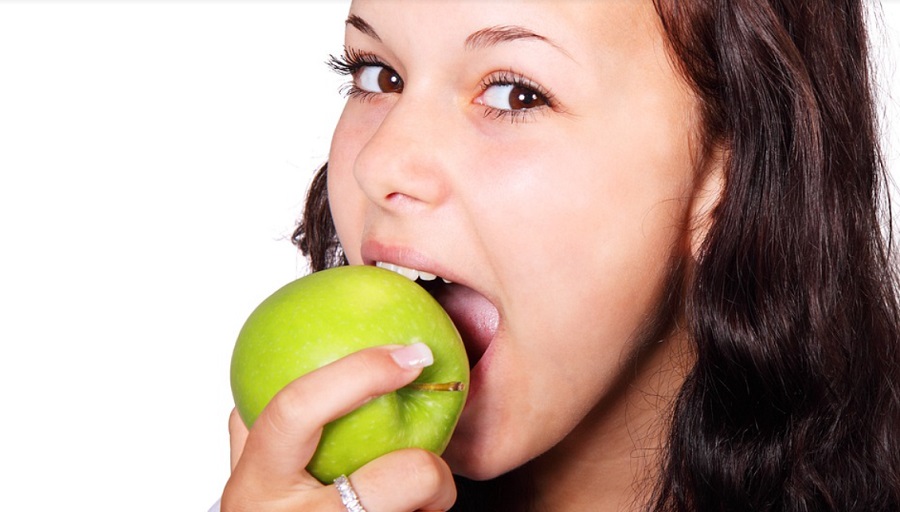 Nyitott szájjal kellene falatoznunk ahhoz, hogy jobb ízűek legyenek az ételek?