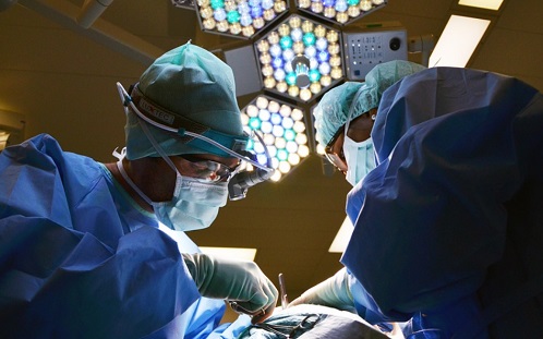 Dinamikusan alkalmazkodik a páciens szövetéhez az új sebészeti technológia