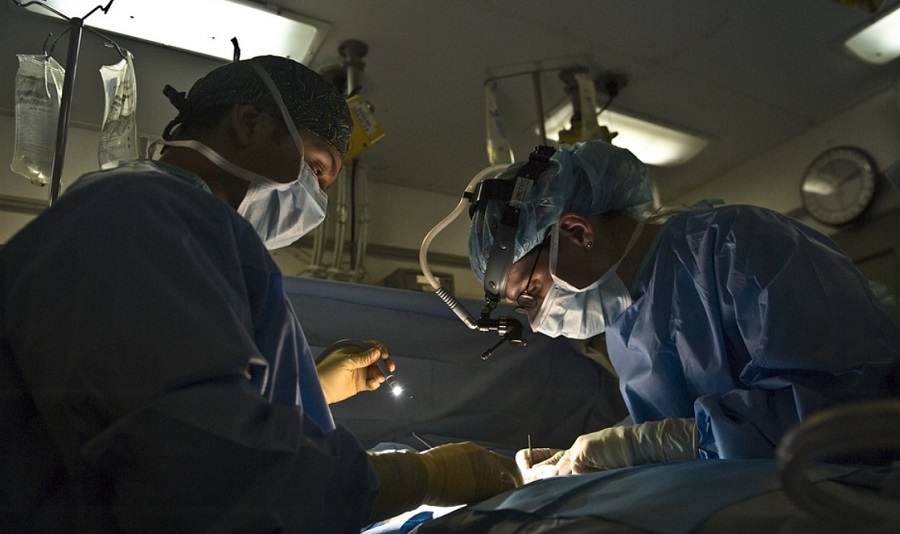 Dinamikusan alkalmazkodik a páciens szövetéhez az új sebészeti technológia