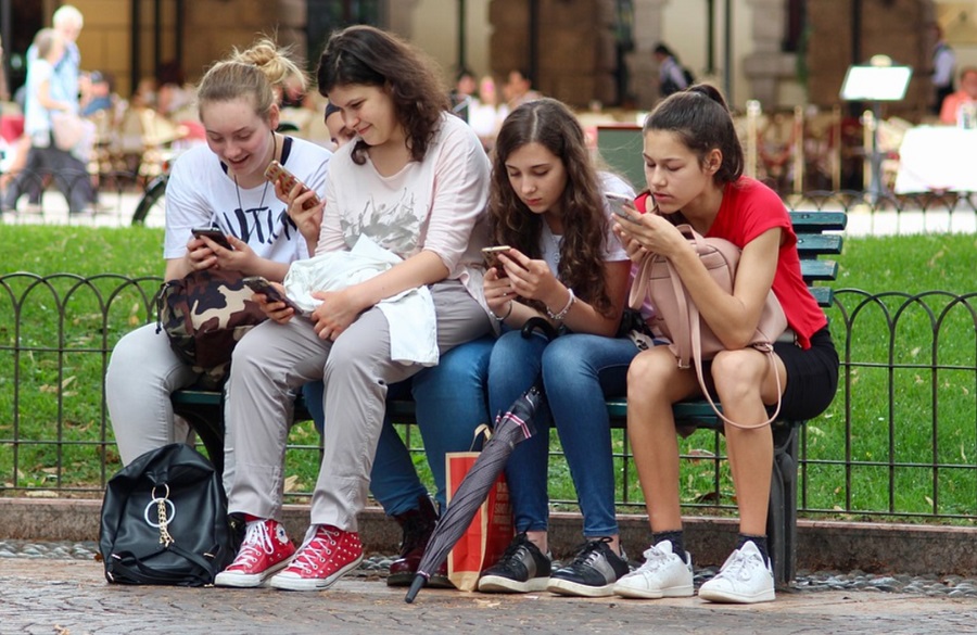 Továbbadják az okostelefon-függőséget a szülők a gyermekeiknek