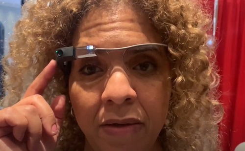 Arcokat ismer fel és olvas a vakok új mesterséges intelligencia-szemüvege