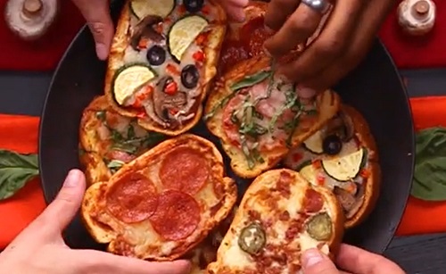 Így készíts 15 perces fokhagymás minipizzát!