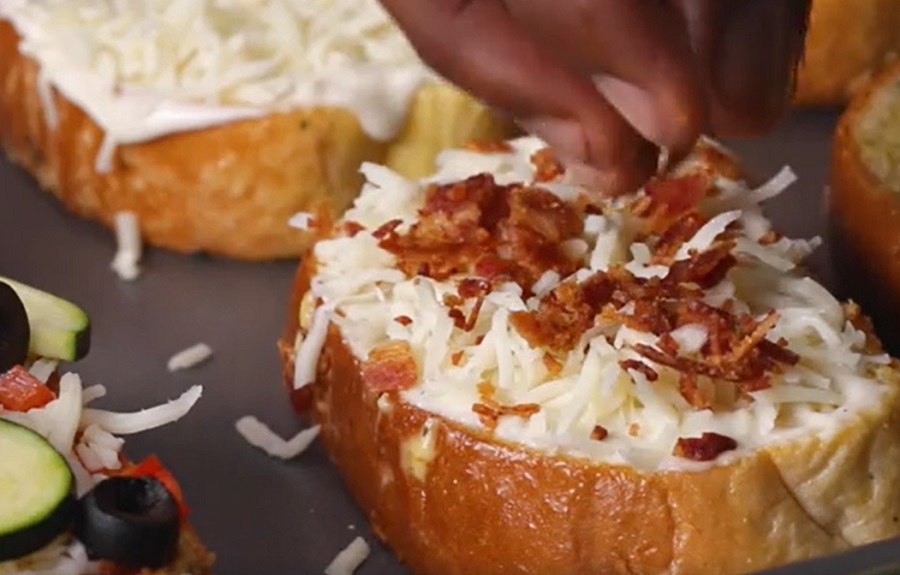 A kenyérszelettel készíthető minipizza különféle feltétekkel bárki kedvence lehet