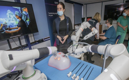 Robotkarok segítik a műtét elvégzését Walesben