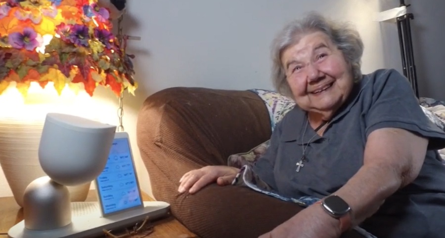 A 87 éves, floridai Lauderdale-ben élő Teresa Mallia és ElliQ robotja