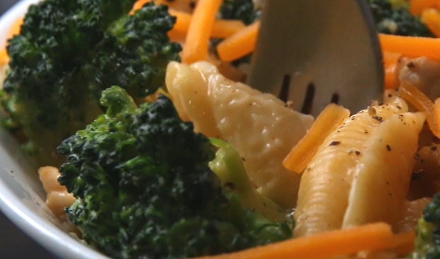 Ízletes és egészséges: sajtos-brokkolis csirke kagylótésztával