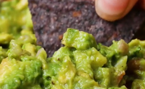 Így készül a klasszikus party guacamole!