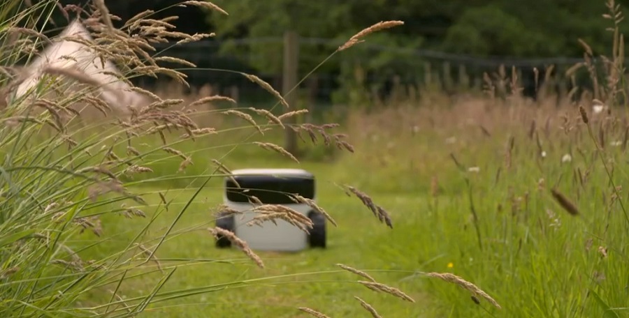 Mesterséges intelligencia – Ez a fűnyíró robot még sört is önt nekünk