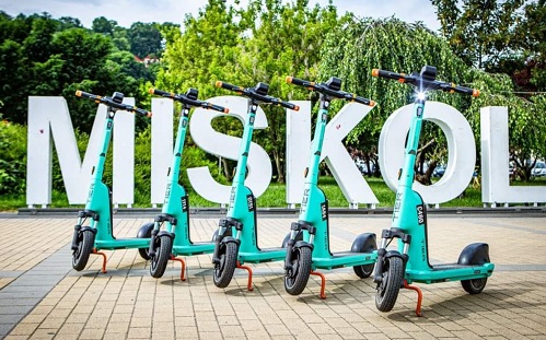 Környezetbarát közlekedés: e-rollerek indulnak útnak Miskolcon