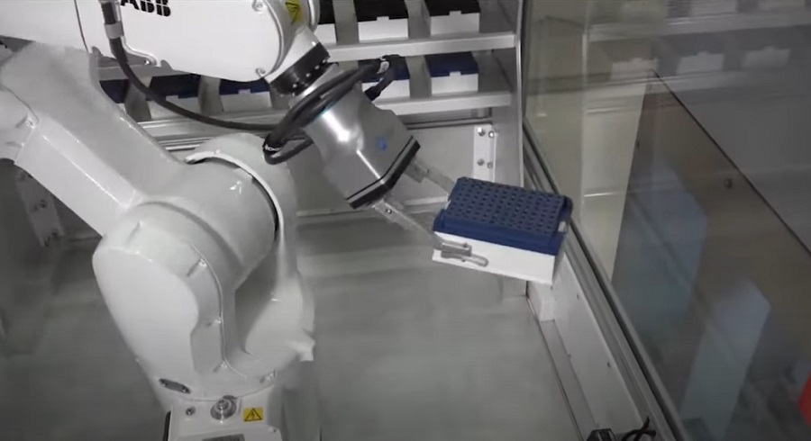 Robotokat használ a Covid-ellenanyag-teszt automatizálására az ABB