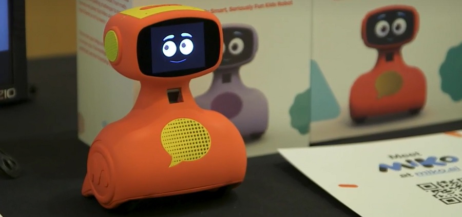 Mesterséges intelligencia - Tanulótárs és háziállat egyben a gyerekeknek való robot