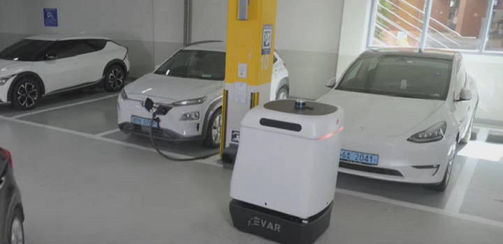 Mesterséges intelligencia - Odamegy az autóhoz és feltölti egy vadonatúj robot