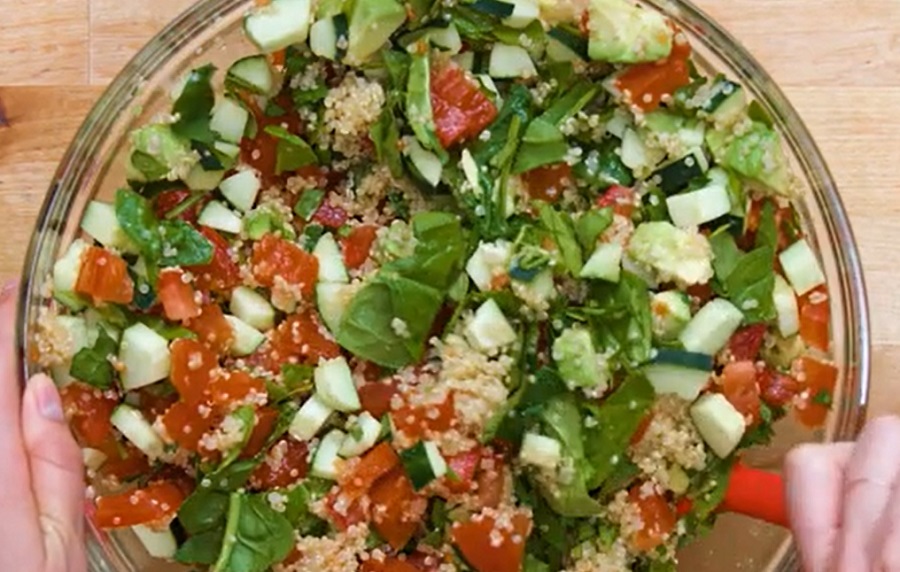 Avokádós quinoa saláta – a feltöltő nyári köret