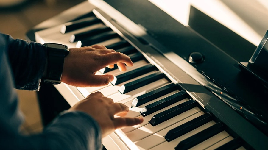 Érző robotkesztyű segít a stroke után – még zongorázni is lehet