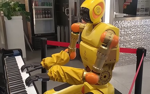 Robot zongorázik egy kínai étteremben