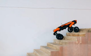 Lépcsőt is mászik a négykerekű, sokoldalú robot