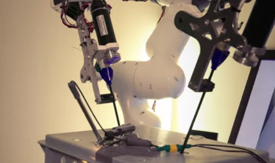 Robottechnológiával négy karral végezhetnek a sebészek műtétet 