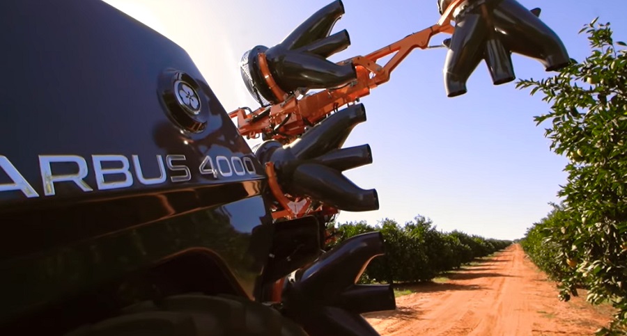 Egy Arbus 4000 JAV permetező robot munka közben